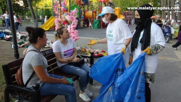 Hatay'da gönüllü kadınlardan temizlik seferberliği