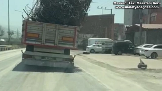 Hatay'da hurda demir yüklü kamyonun tehlikeli yolculuğu