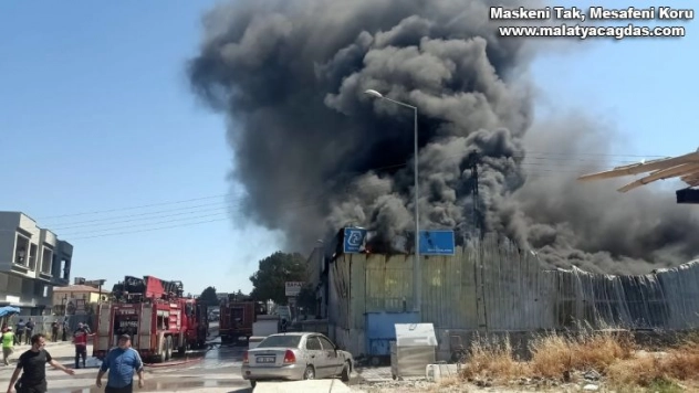 Hatay'da izolasyon satılan bir iş yerinde yangın çıktı