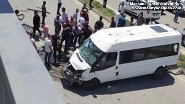 Hatay'da jandarma personelini taşıyan minibüs devrildi: 3 yaralı