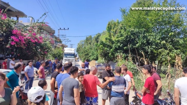 Hatay'da kamyonlardan şikayet eden mahalleli yolu kapatıp eylem yaptı