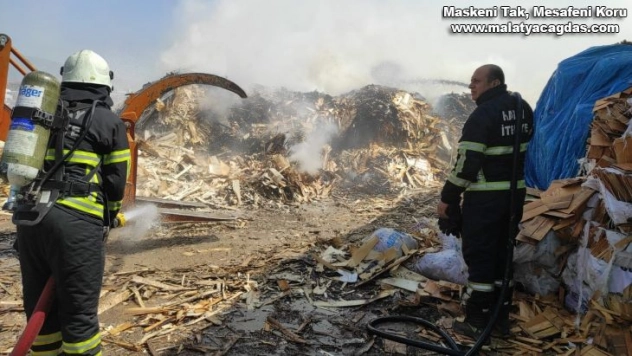 Hatay'da kereste fabrikasında yangın