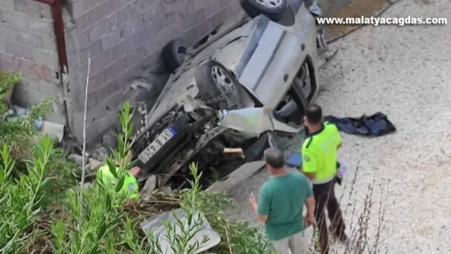 Hatay'da otomobil evine bahçesine düştü: 3 yaralı