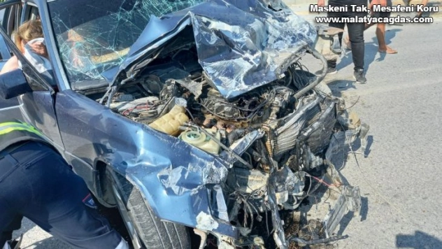 Hatay'da otomobil ile minibüs kafa kafaya çarpıştı: 3 yaralı