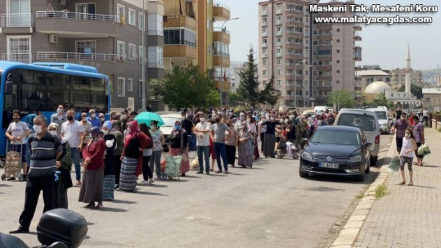 Hatay'da pazarcı esnafı 20 ton sebzeyi ücretsiz dağıttı