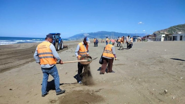 Hatay'da petrol temizliği türkü eşliğinde devam ediyor