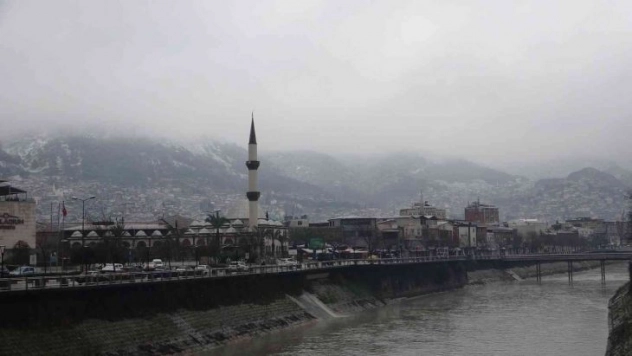 Hatay'da sabah saatlerinden itibaren kar yağışı etkili oldu