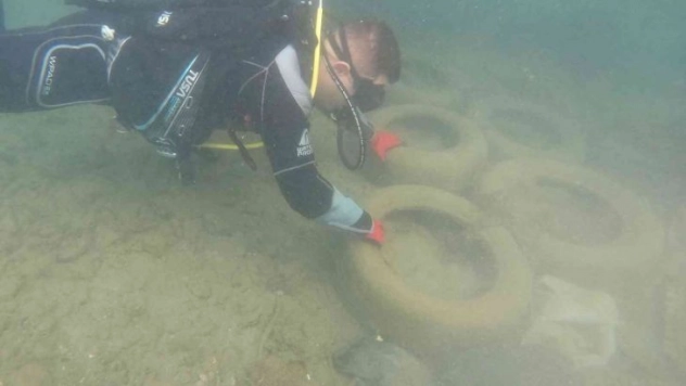 Hatay'da sahil güvenlik dalgıçlarından deniz temizliği