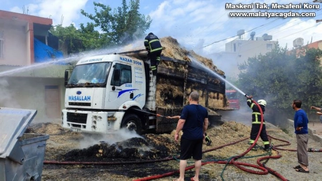 Hatay'da saman yüklü kamyon yandı
