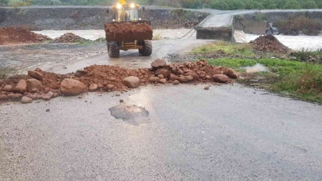 Hatay'da şiddetli yağmurda köprü yıkıldı, tekne alabora oldu