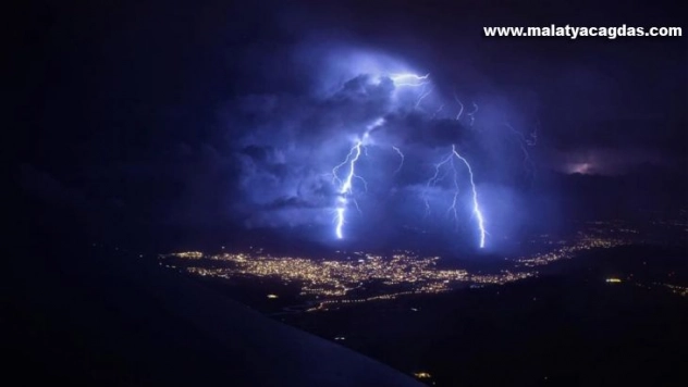 Hatay'da şimşekler geceyi gündüze çevirdi