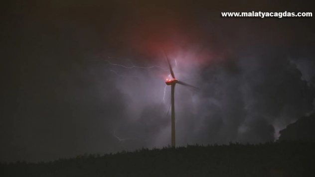 Hatay'da şimşekler rüzgar gülleri ile kartpostallık manzara oluşturdu