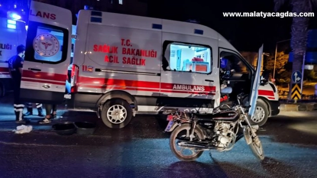 Hatay'da yaralı motosiklet sürücüsüne ilk müdahaleyi çarptığı ambulansın personeli yaptı