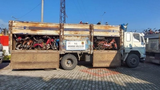 Hatay'dan Adana'ya getirilen 400 çalıntı motosiklet ele geçirildi