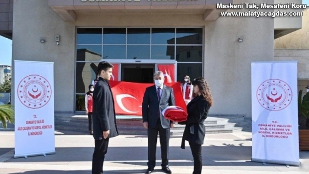 Hatay'dan getirilen Türk bayrağı Osmaniye'de teslim alındı