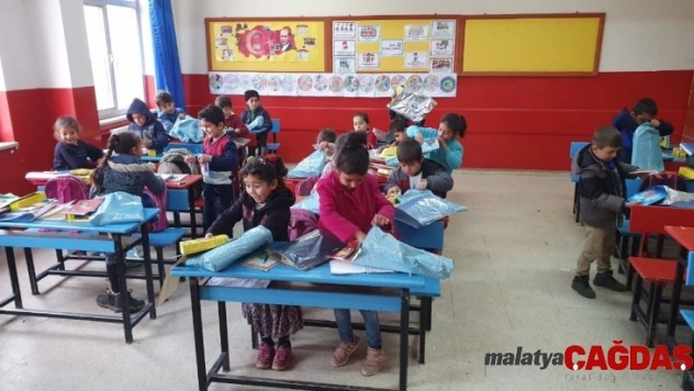 Havacılar Derneği üyeleri köy okuluna kırtasiye yardımında bulundu