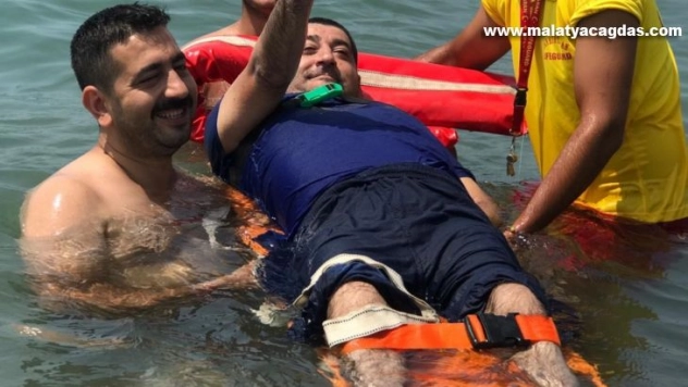 Hayatında ilk kez denize girmenin mutluluğunu yaşadı