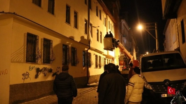 Hayatından endişe edilmişti, ekipler camdan eve girince uyandı