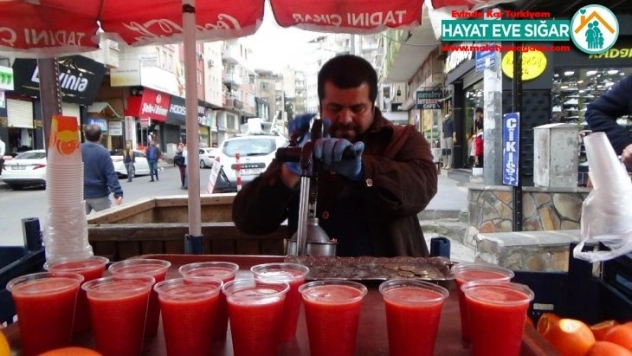 Hayırsever kadın vatandaşlara para ve gıda malzemesi dağıttı