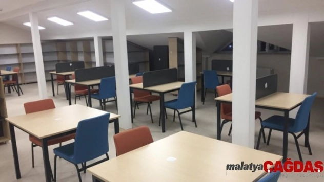 Hayırseverden yüksekokula kütüphane bağışı