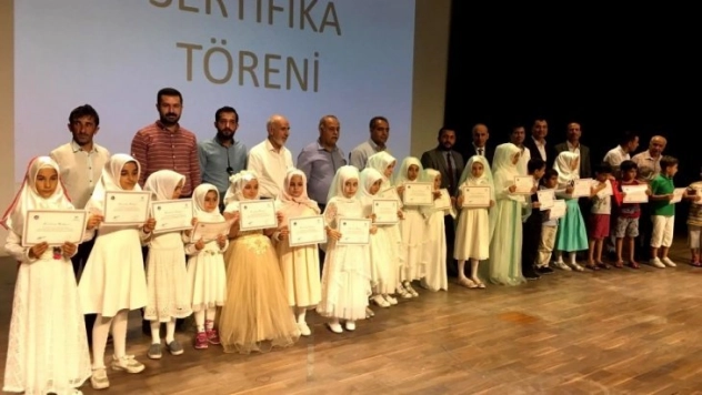 Hayrat Vakfı ve Tügva'nın Yaz Okulu kapanış programı düzenlendi