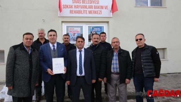 Hayvan barınağına 1 ton yem bağışlandı