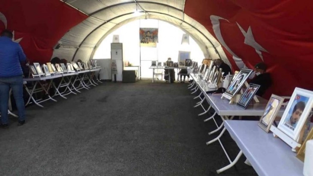 HDP İl Başkanlığı önünde evlat yolu gözleyen aileler, eylemlerini kararlılıkla sürdürüyor