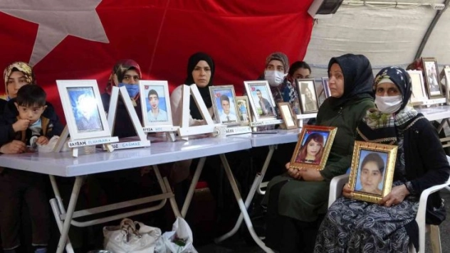 HDP İl Başkanlığı önündeki evlat nöbeti 813'üncü gününde de devam ediyor