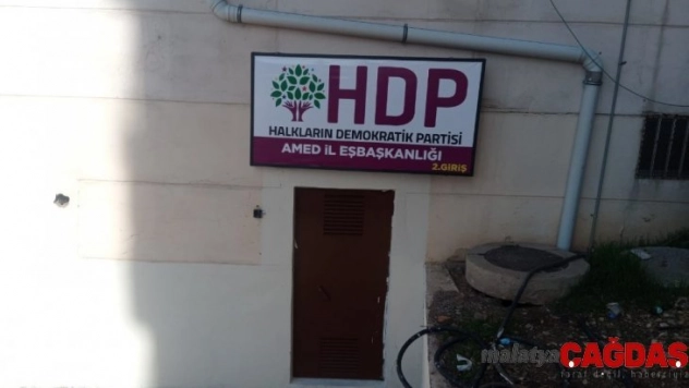 HDP'lilerin arka kapıya tabela asmasına evlat nöbetindeki ailelerden tepki