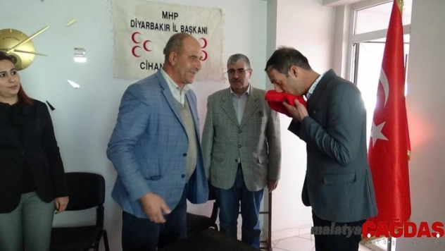 HDP önünde evlat nöbeti tutan aileler 'den MHP il Başkanlığı'na ziyaret