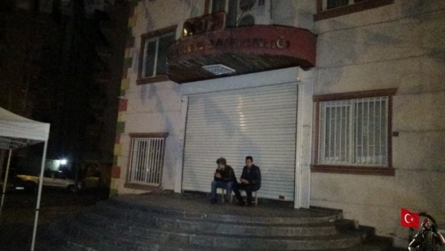 Evlat nöbeti tutan aileler gece nöbetine başladı