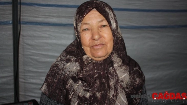 HDP önünde evlat nöbeti tutan ailelere bir destek de 72 yaşındaki Fatma nineden