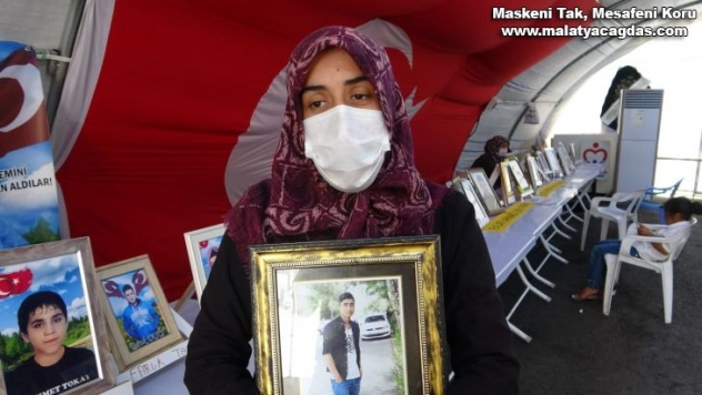 HDP önündeki aileler çocuklarına kavuşacakları günü bekliyor