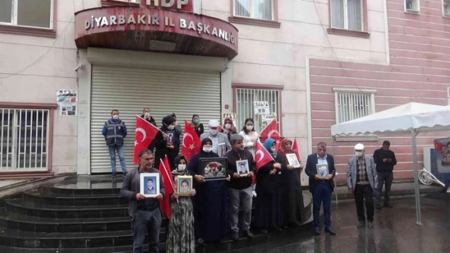 HDP önündeki aileler evlat nöbetini yağmur altında sürdürdü