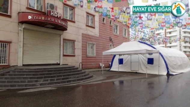 HDP önündeki aileler evlet nöbetine sokağa çıkma yasağı nedeni ile ara verdi