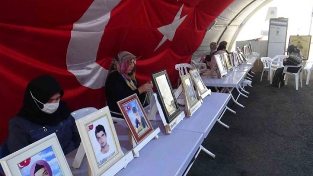 HDP önündeki evlat nöbeti direnişi kararlılıkla sürüyor