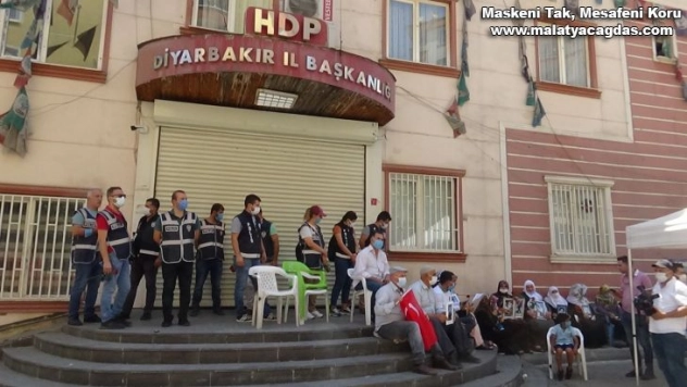 HDP önündeki nöbete bir aile daha katıldı