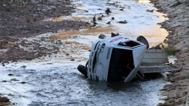 Hekimhan'da kamyonet dereye uçtu 2 yaralı