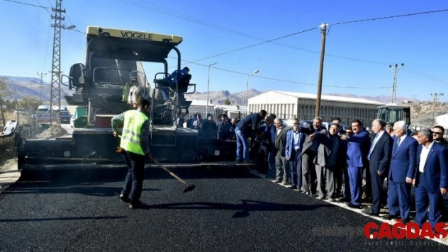 Hekimhan ilçesinde asfaltlama çalışmaları yapılıyor