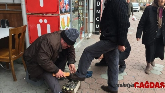Hem hastalıkla hem borçlarla mücadele ediyor