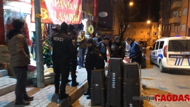 Hem işgal etti hem de ceza yazan zabıtayla tartıştı