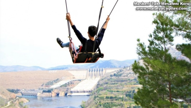 Hem korku, hem keyif veren dev salıncak