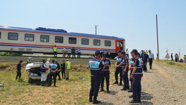 Hemzemin geçitte trenin çarptığı otomobilin sürücüsü yaralandı
