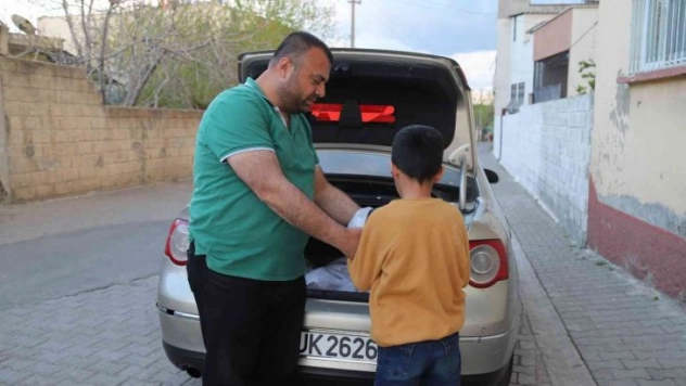 Her gün yetim ailelere iftarlık götürüyor