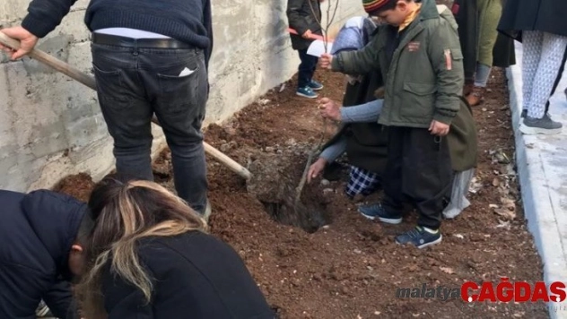 Her öğrenci için bir fidan dikildi