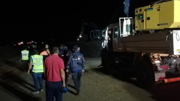 HES santralindeki su kanalı patladı, uzun araç konvoyu oluştu