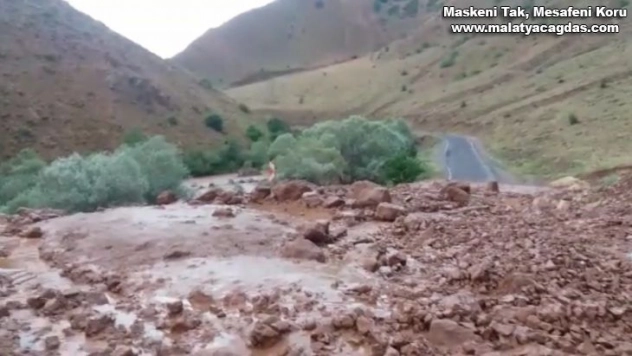 Heyelan nedeniyle kapanan yol ekiplerin çalışmasıyla yeniden açıldı