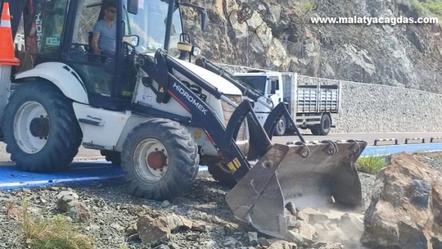 Heyelan nedeniyle trafiğe kapatılan yolda temizlik çalışması başladı