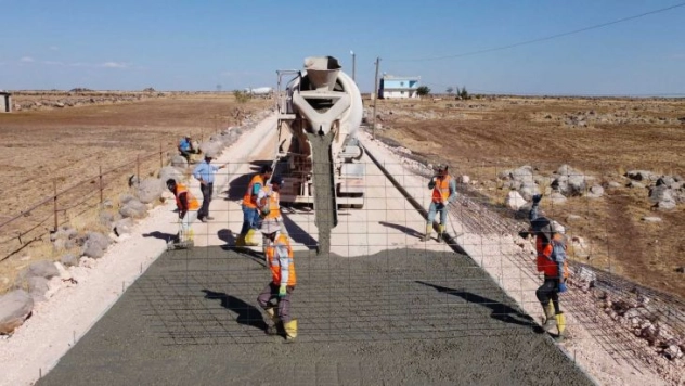 Hilvan'da çelik hasırlı beton yol çalışması