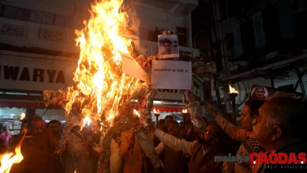 Hindistan'da toplu tecavüz skandalında halk sokaklara döküldü